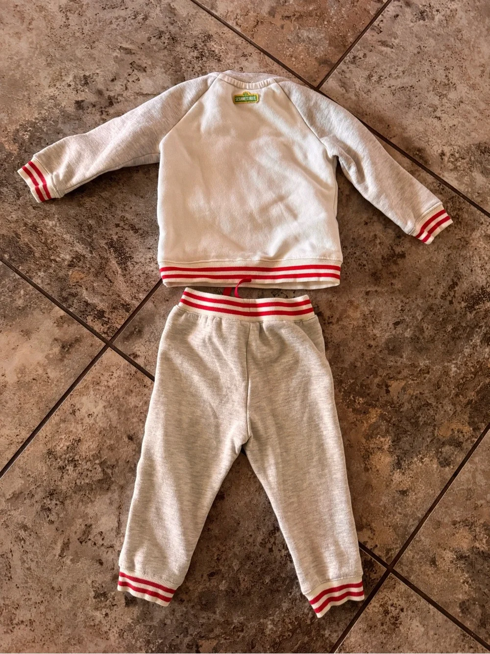 Sesame Street Elmo Sweatshirt & Jogger Set Size 18 Months Unisex